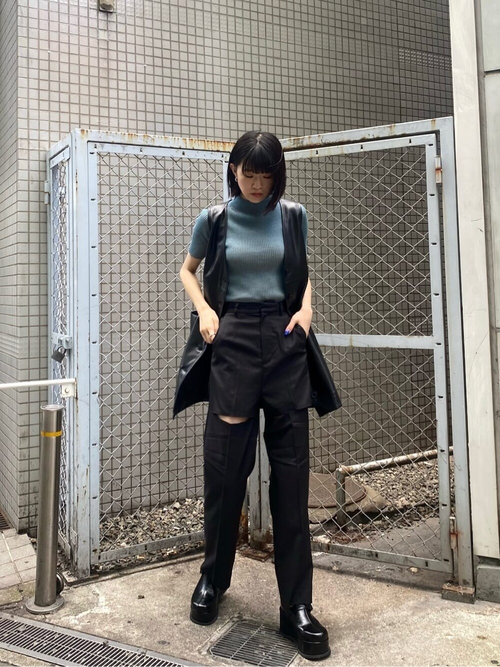 ブラック系のその他パンツ、ブラック系のワンピース、ブルー系のニット/セーターを着用したレディースの夏コーディネートの4枚目の写真