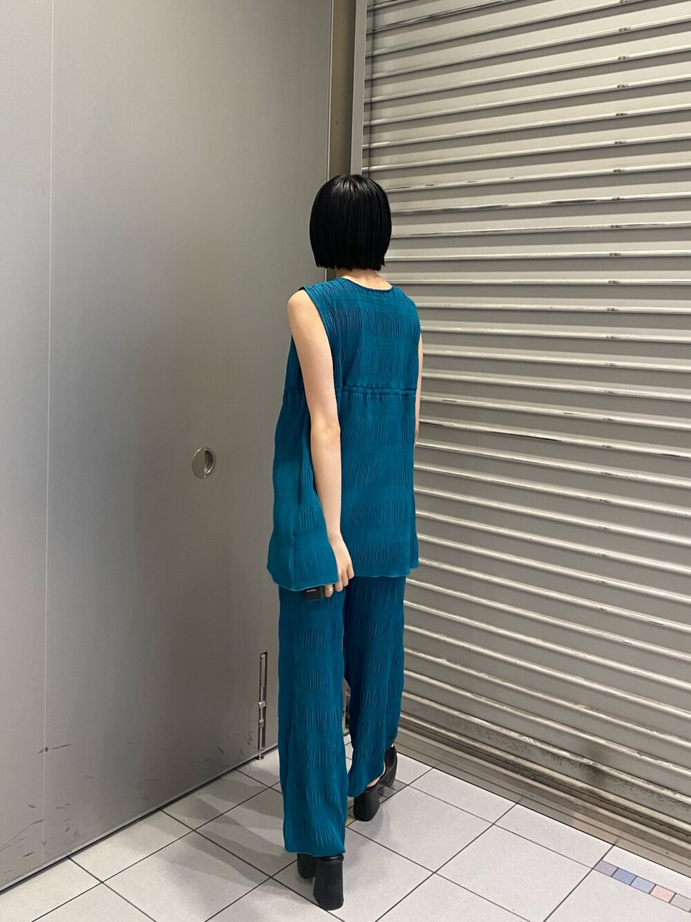 ブルー系のその他パンツ、ブラック系のキャミソール、ブルー系のTシャツ/カットソーを着用したレディースの夏コーディネートの4枚目の写真