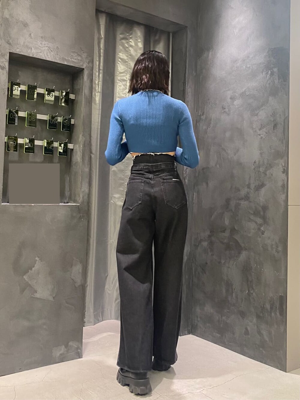 ブラック系のローファー、ブラック系のローファー、ブラック系のデニムパンツを着用したレディースの秋コーディネートの4枚目の写真