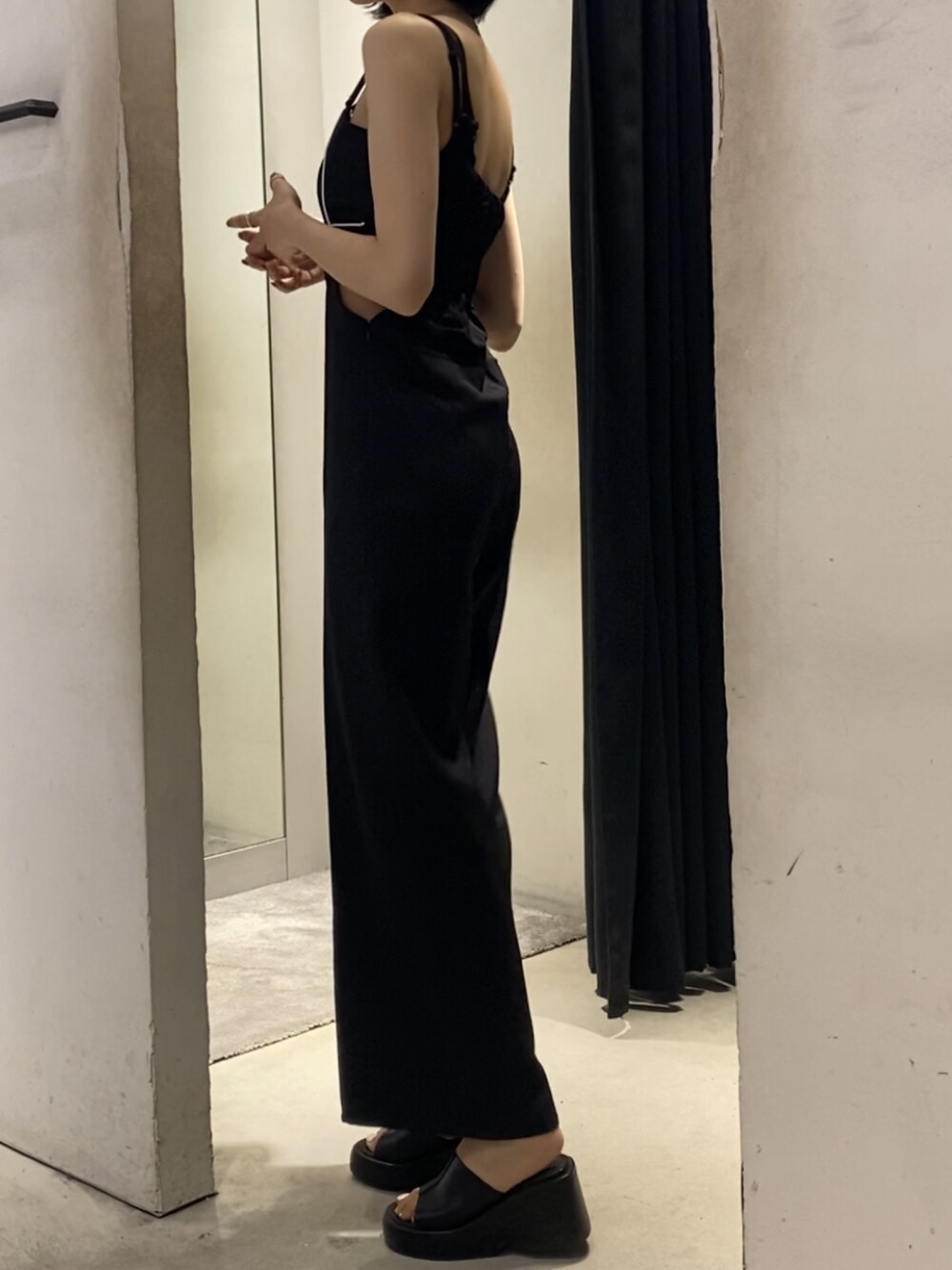 ブラック系のサンダル、ブラック系のサロペット/オーバーオールを着用したレディースの夏コーディネートの3枚目の写真