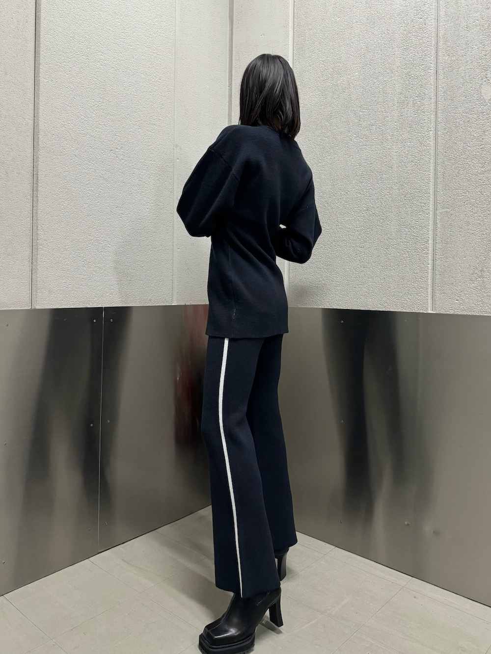 ブラック系のブーツ、ブルー系のその他パンツ、ブルー系のカーディガン/ボレロを着用したレディースの秋コーディネートの2枚目の写真