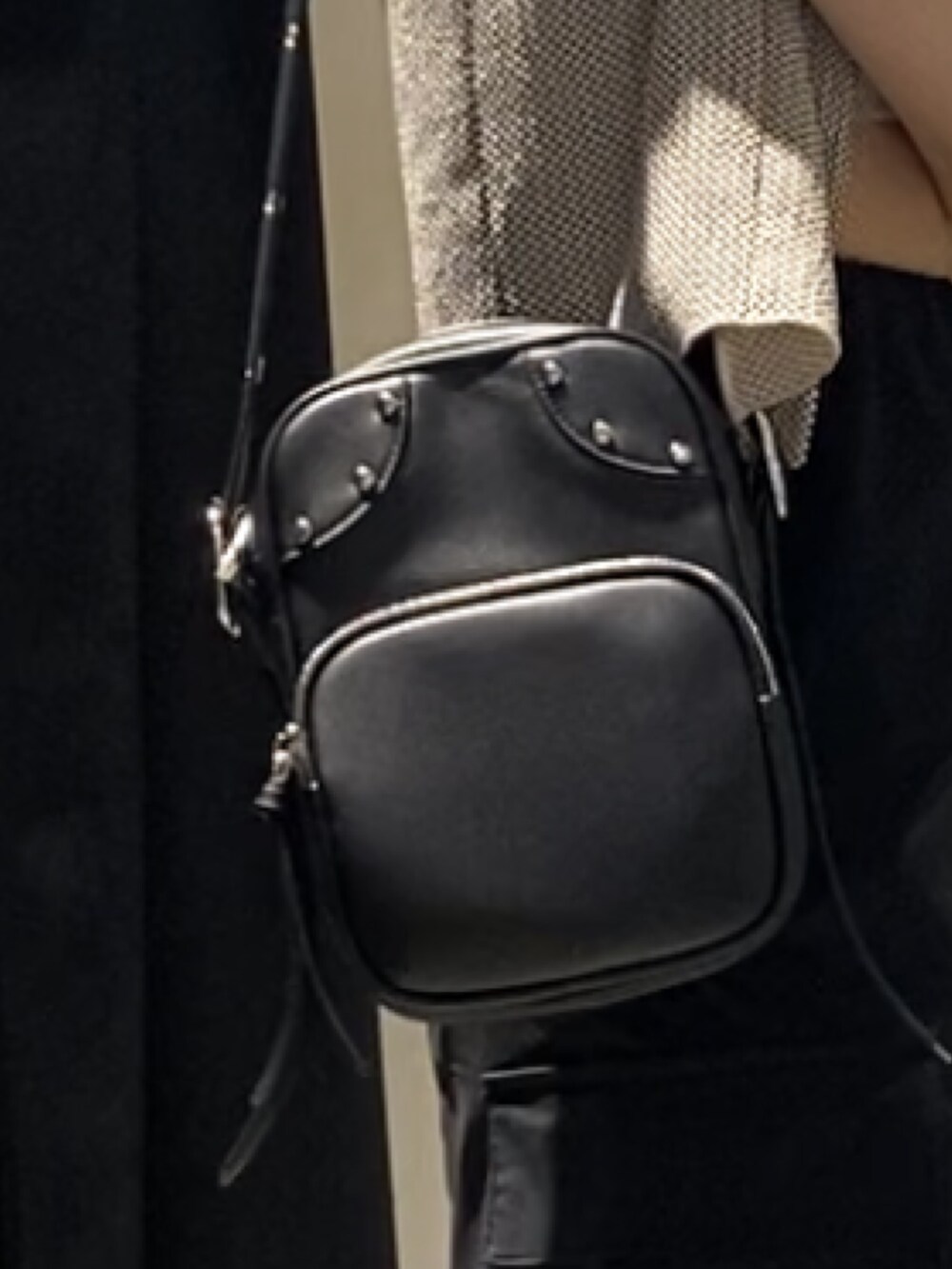 ブラック系のサンダル、ブラック系のスカート、ブルー系のTシャツ/カットソーを着用したレディースの春コーディネートの9枚目の写真