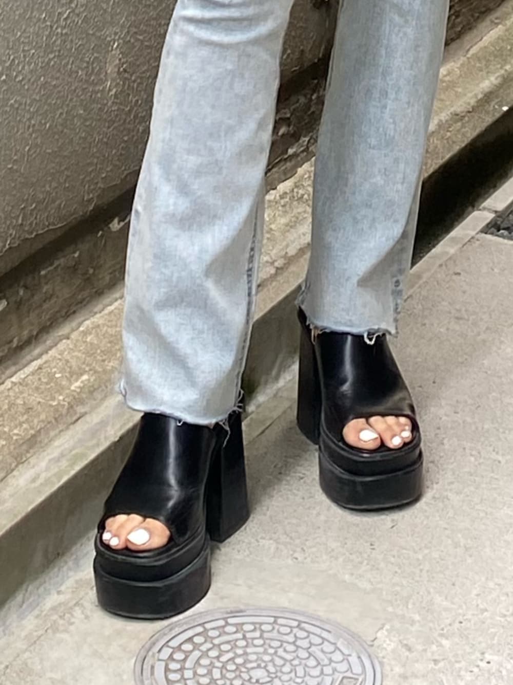 ブラック系のサンダル、ブルー系のデニムパンツ、ブルー系のベストを着用したレディースの春コーディネートの10枚目の写真