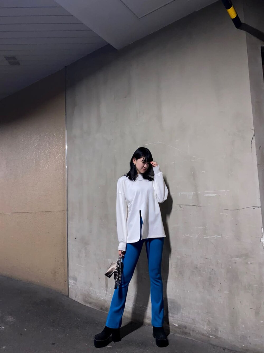 ブルー系のその他パンツ、ブラック系のブーツ、グリーン系のハンドバッグを着用したレディースの冬コーディネートの4枚目の写真