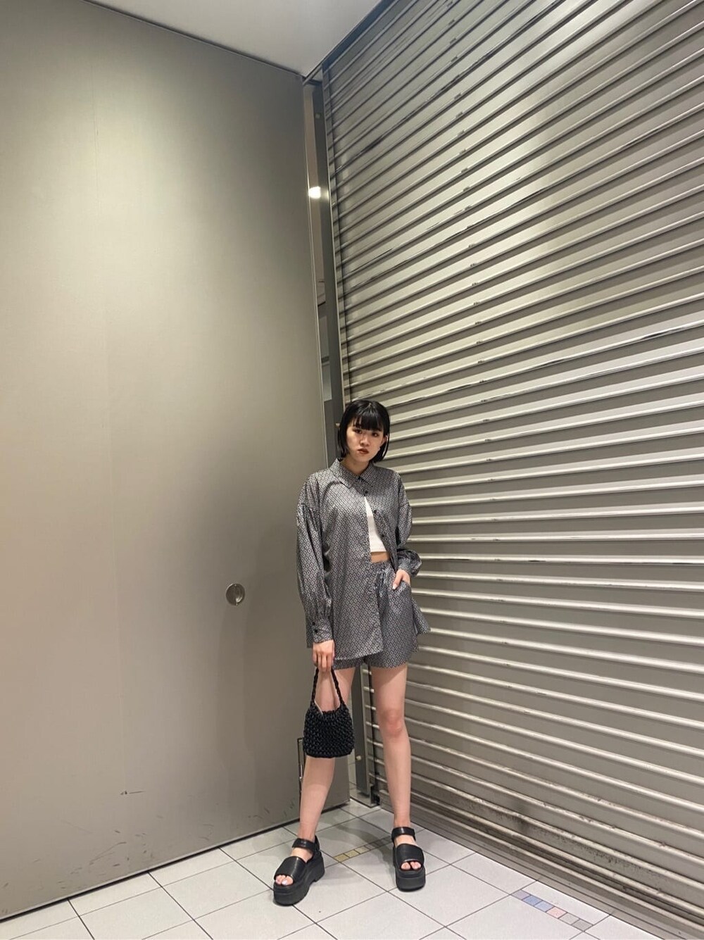 ブラック系のハンドバッグ、その他のシャツ/ブラウス、その他のその他パンツを着用したレディースの夏コーディネートの4枚目の写真