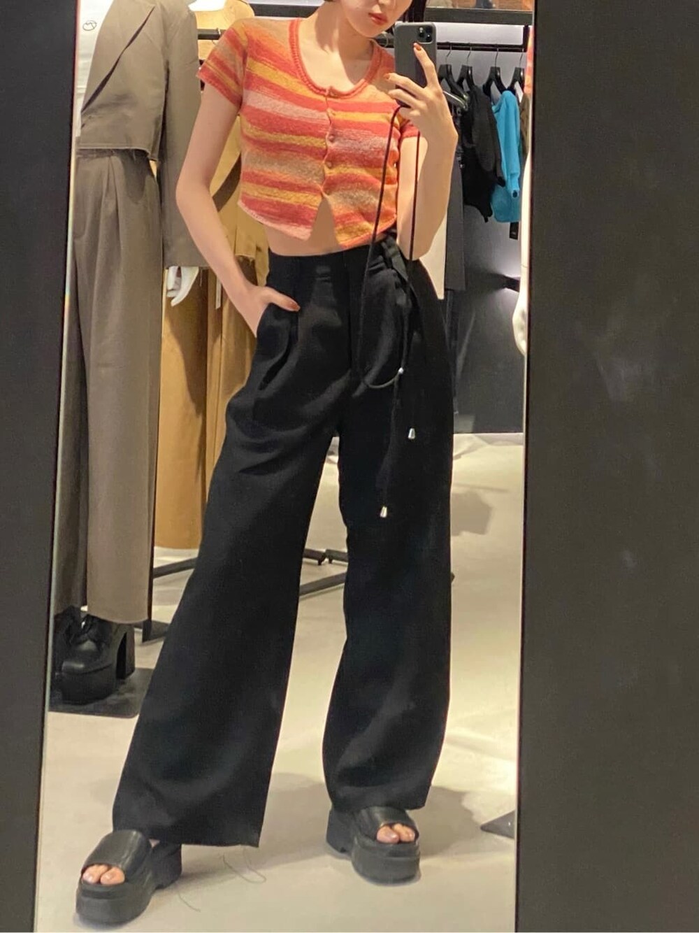 レッド系のニット/セーター、ブラック系のハンチング/ベレー帽を着用したレディースの夏コーディネートの3枚目の写真