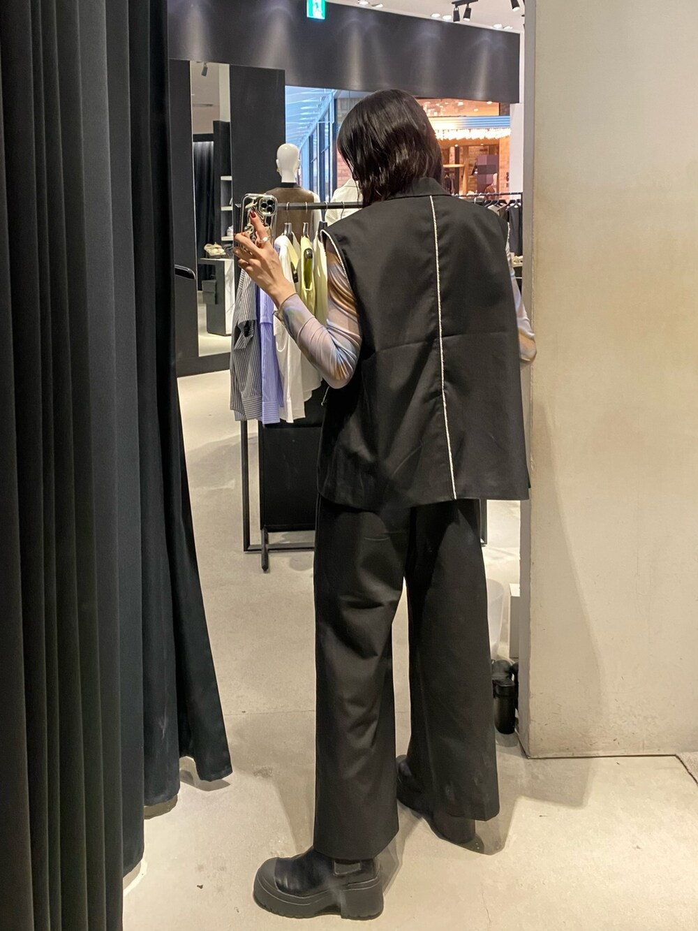 ブラック系のブーツ、ブラック系のその他パンツ、その他のTシャツ/カットソーを着用したレディースの秋コーディネートの3枚目の写真