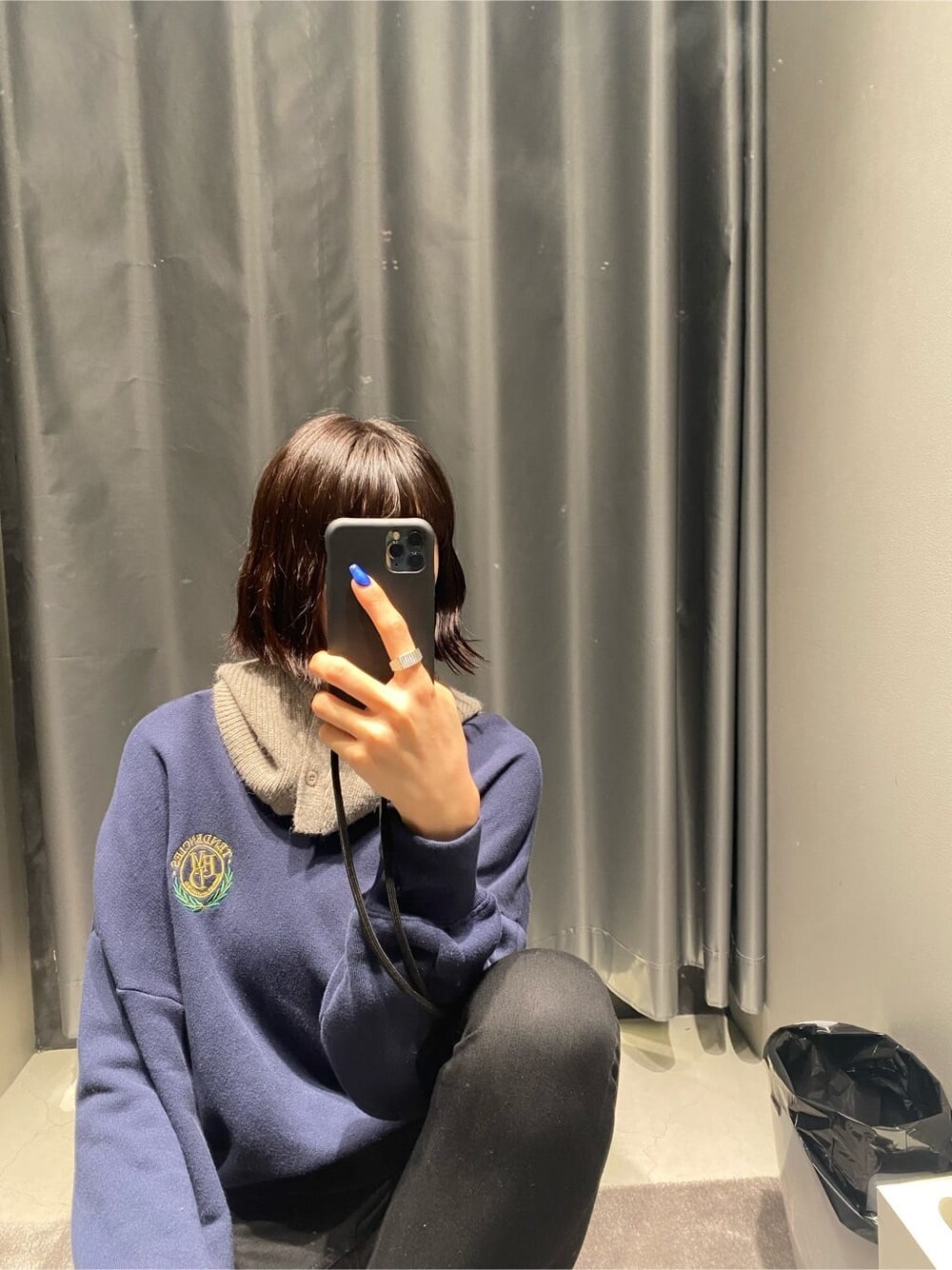 ブルー系のスウェット、グレー系のニットキャップ/ビーニーを着用したレディースの秋コーディネートの5枚目の写真