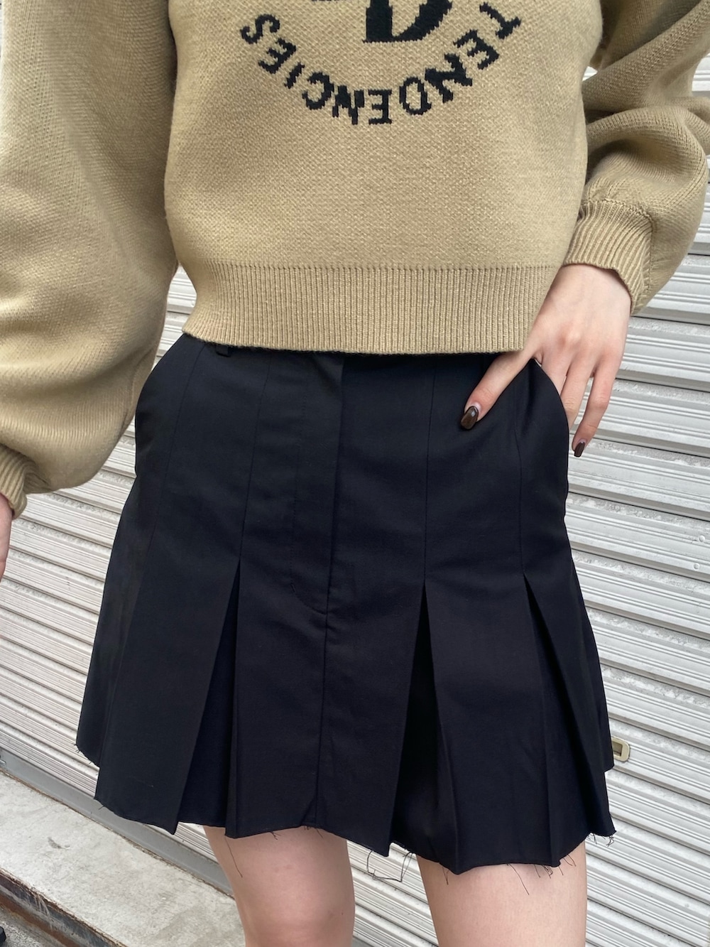 ブラック系のスカート、ブラック系のMA-1、ブラック系のブーツを着用したレディースの秋コーディネートの10枚目の写真