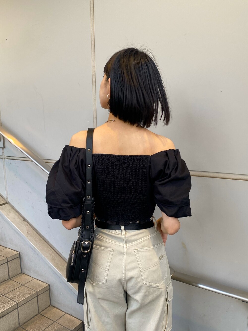 ブラック系のサンダル、ホワイト系のデニムパンツ、ブラック系のシャツ/ブラウスを着用したレディースの春コーディネートの9枚目の写真