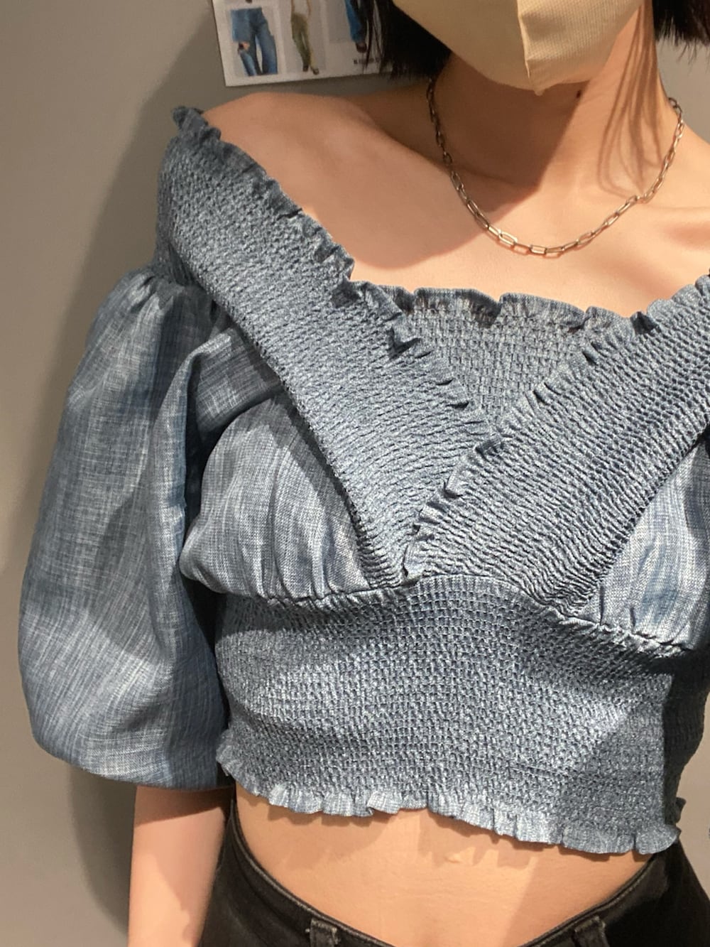 ブラック系のデニムパンツ、ブラック系のサンダル、ブルー系のTシャツ/カットソーを着用したレディースの夏コーディネートの5枚目の写真