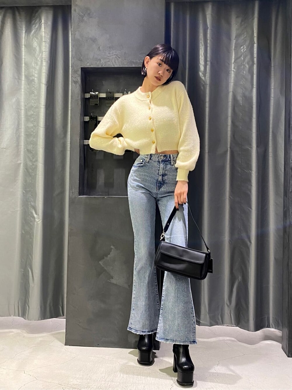 ブラック系のブーツ、ブラウン系のテーラードジャケット、ブルー系のデニムパンツを着用したレディースの秋コーディネートの4枚目の写真