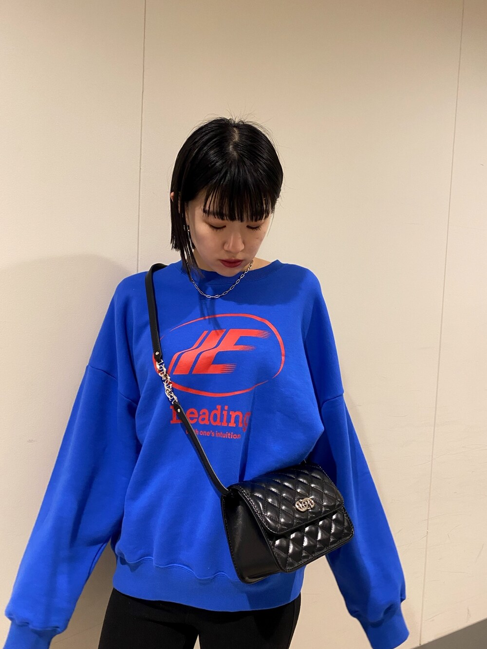 ブラック系のブーツ、ブラック系のその他パンツ、ブルー系のスウェットを着用したレディースの冬コーディネートの3枚目の写真