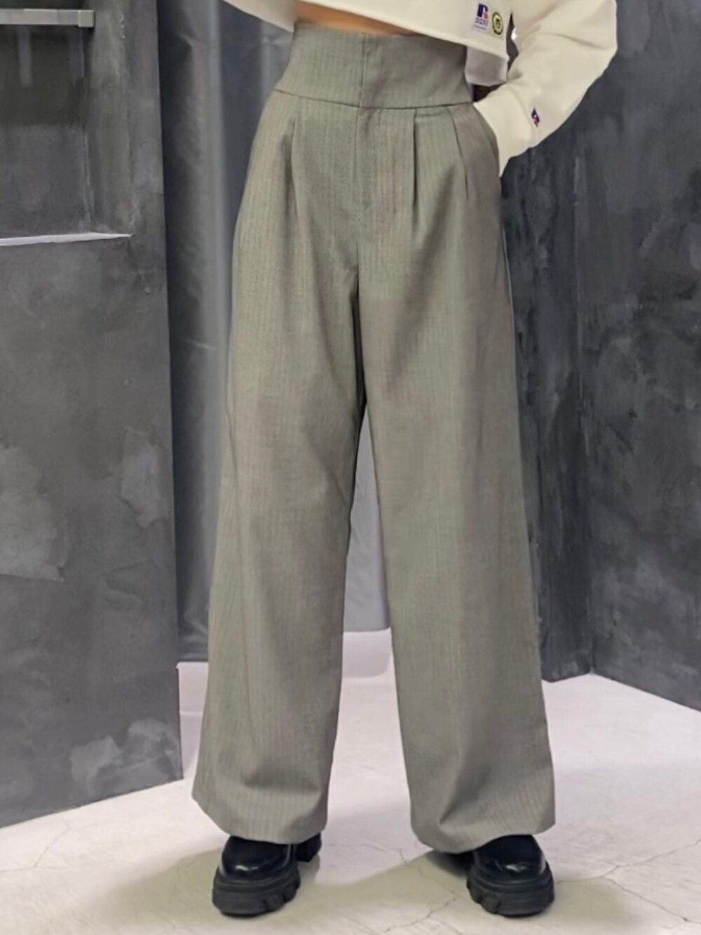 ブラック系のブーツ、グレー系のその他パンツ、ホワイト系のニット/セーターを着用したレディースの冬コーディネートの8枚目の写真