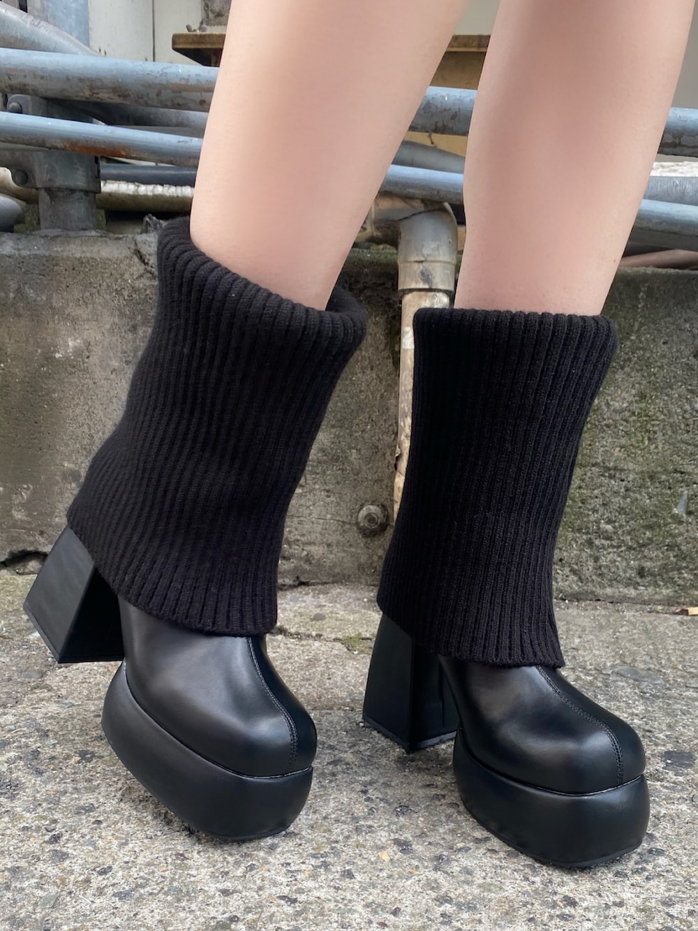 ブラック系のスカート、ブラック系のMA-1、ブラック系のブーツを着用したレディースの秋コーディネートの7枚目の写真