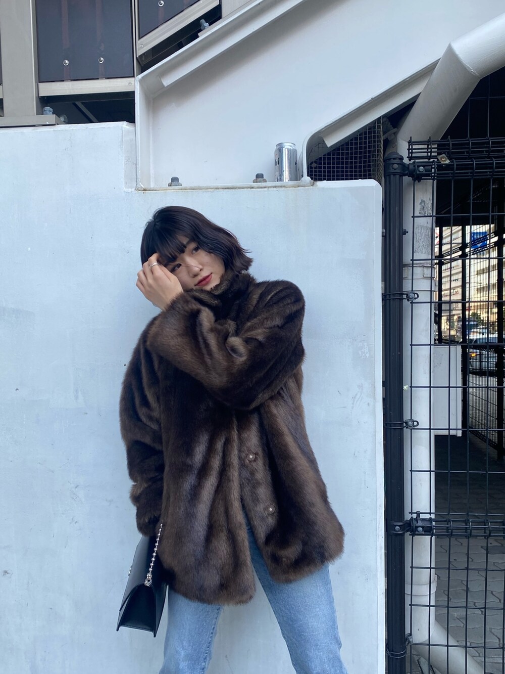 ブルー系のデニムパンツ、ブラック系のブーツ、ブラウン系のその他アウターを着用したレディースの冬コーディネートの7枚目の写真