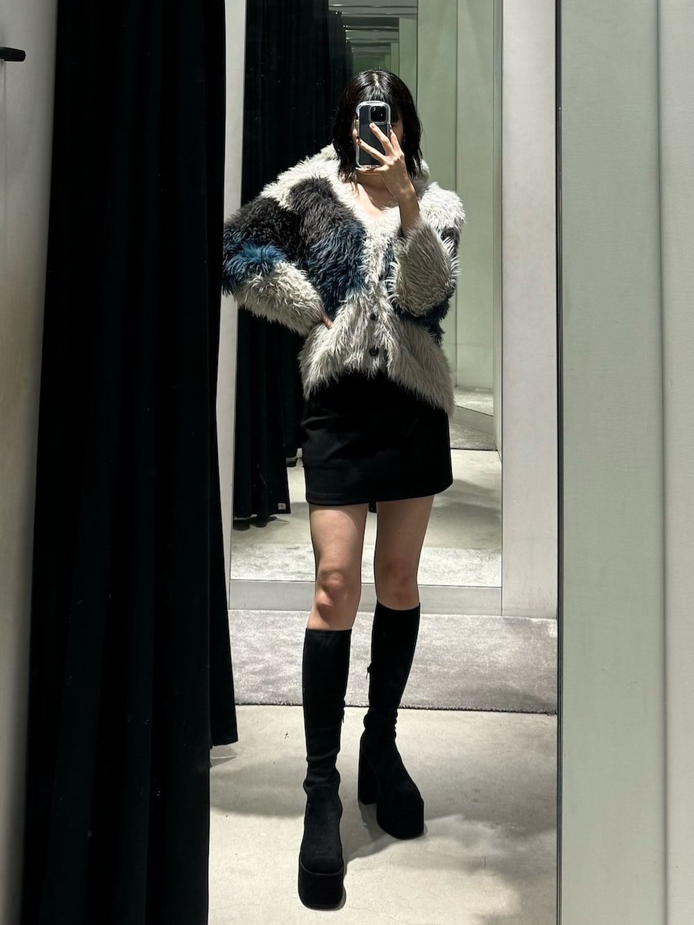 その他のブーツ、ブラック系のスカート、その他のカーディガン/ボレロを着用したレディースの秋コーディネートの2枚目の写真