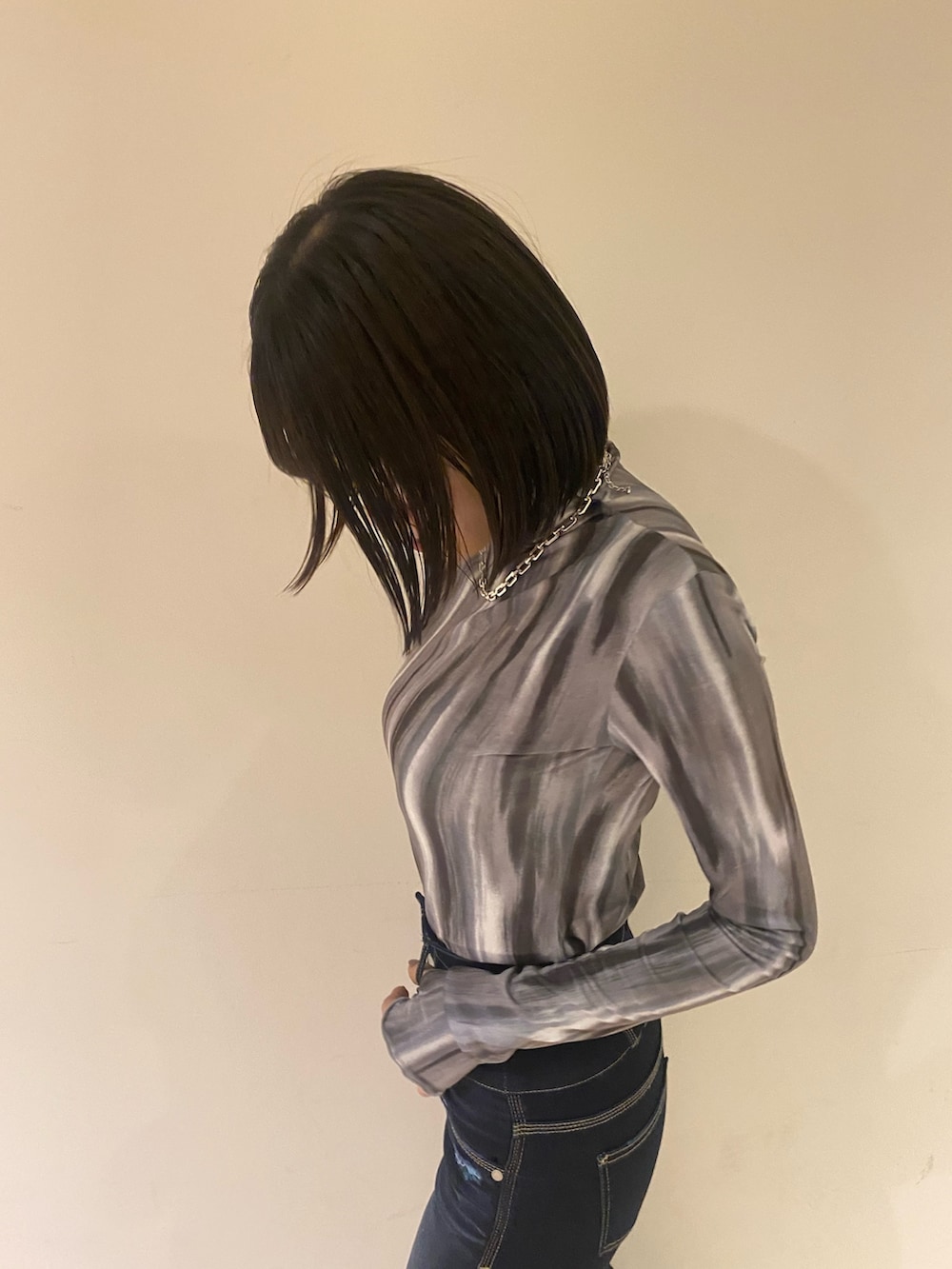 ブルー系のデニムパンツ、ブラック系のブーツ、ブラック系のMA-1を着用したレディースの秋コーディネートの9枚目の写真