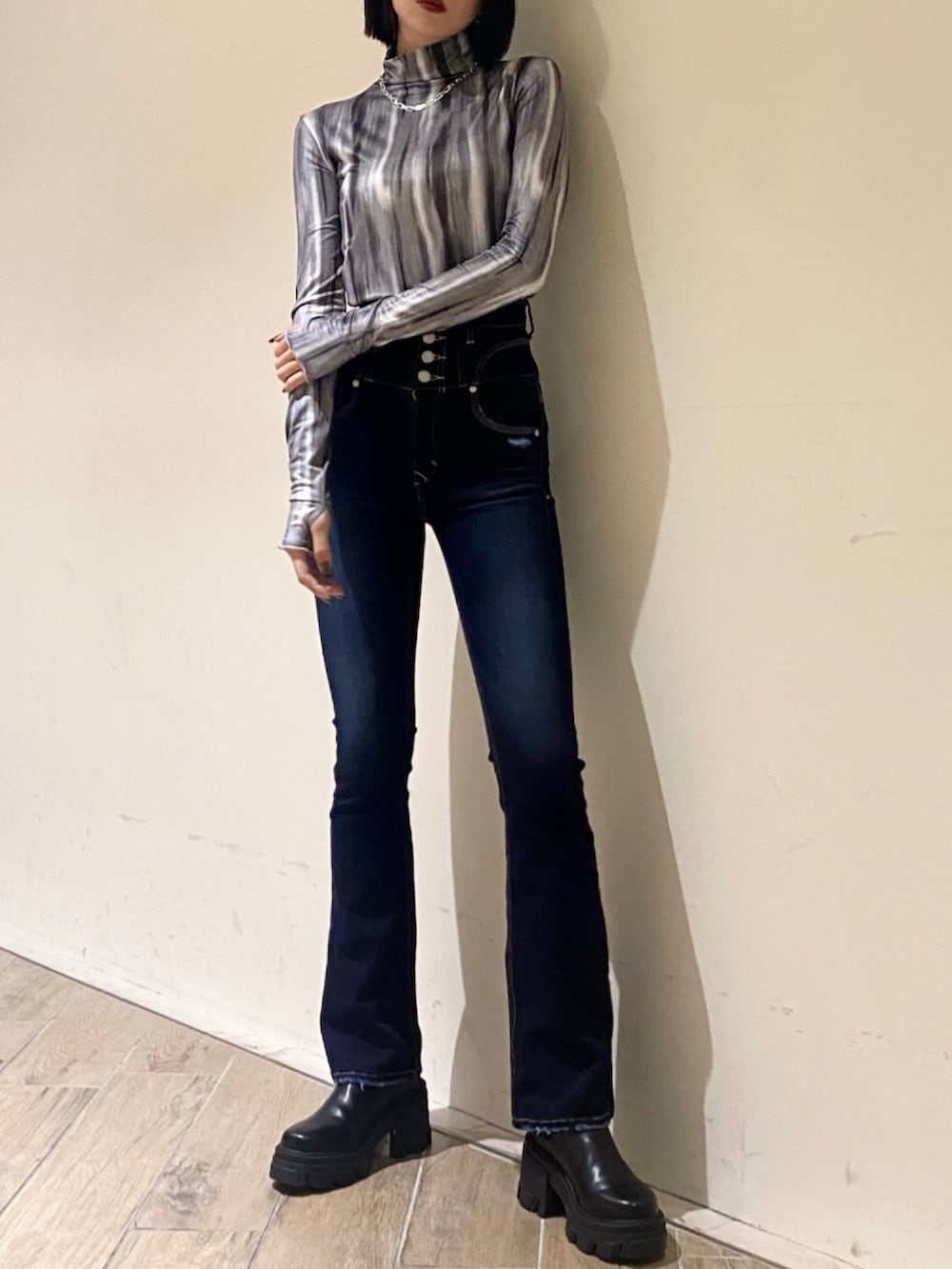 ブルー系のデニムパンツ、ブラック系のブーツ、ブラック系のMA-1を着用したレディースの秋コーディネートの2枚目の写真