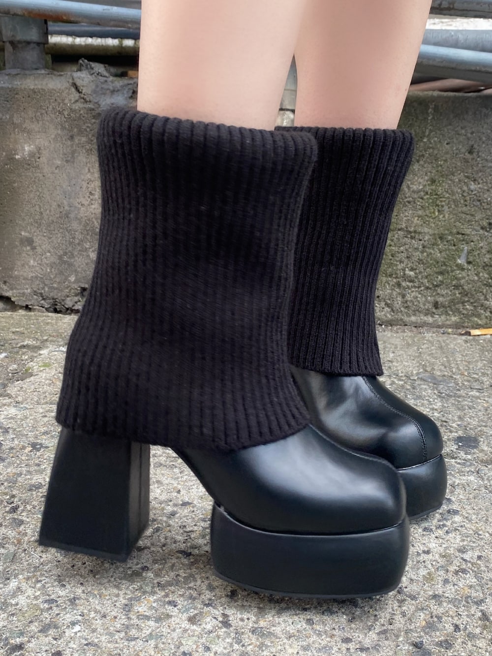 ブラック系のスカート、ブラック系のMA-1、ブラック系のブーツを着用したレディースの秋コーディネートの8枚目の写真