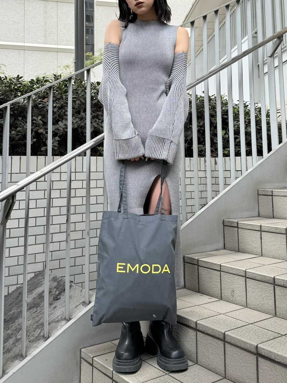 ブラック系のブーツ、グレー系のワンピース、グレー系のエコバッグ/サブバッグを着用したレディースの冬コーディネートの3枚目の写真