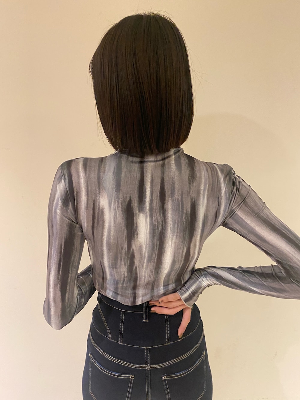 ブルー系のデニムパンツ、ブラック系のブーツ、ブラック系のMA-1を着用したレディースの秋コーディネートの10枚目の写真