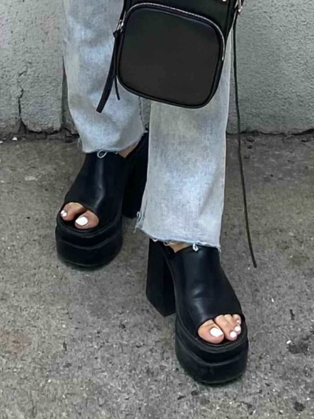 ブラック系のサンダル、ブラック系のショルダーバッグ、ブラック系のワンピースを着用したレディースの春コーディネートの6枚目の写真