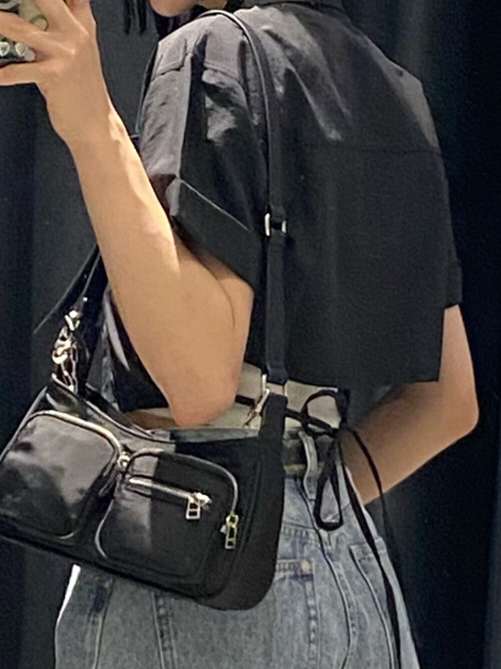 ブラック系のサンダル、ブルー系のデニムパンツ、ブラック系のシャツ/ブラウスを着用したレディースの夏コーディネートの5枚目の写真