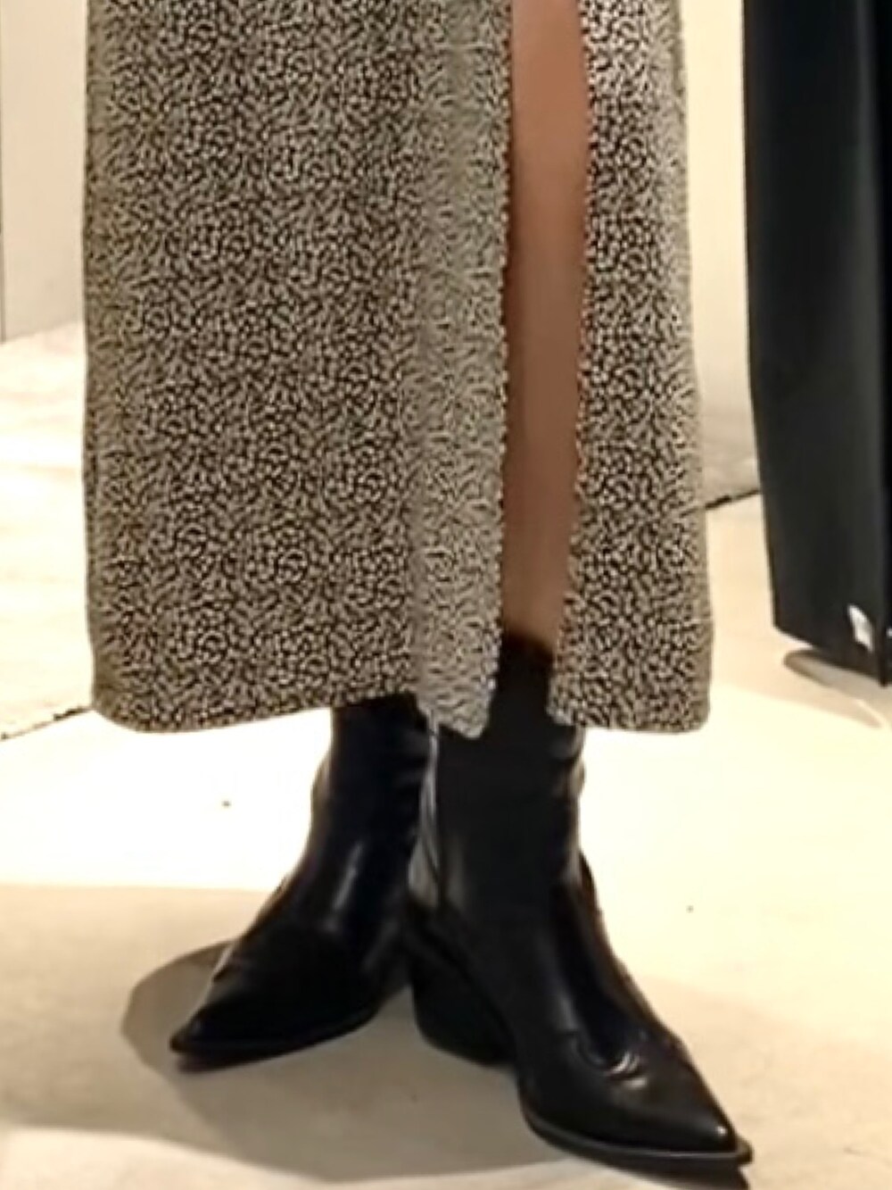 グレー系のワンピース、ブラック系のブーツを着用したレディースの夏コーディネートの5枚目の写真