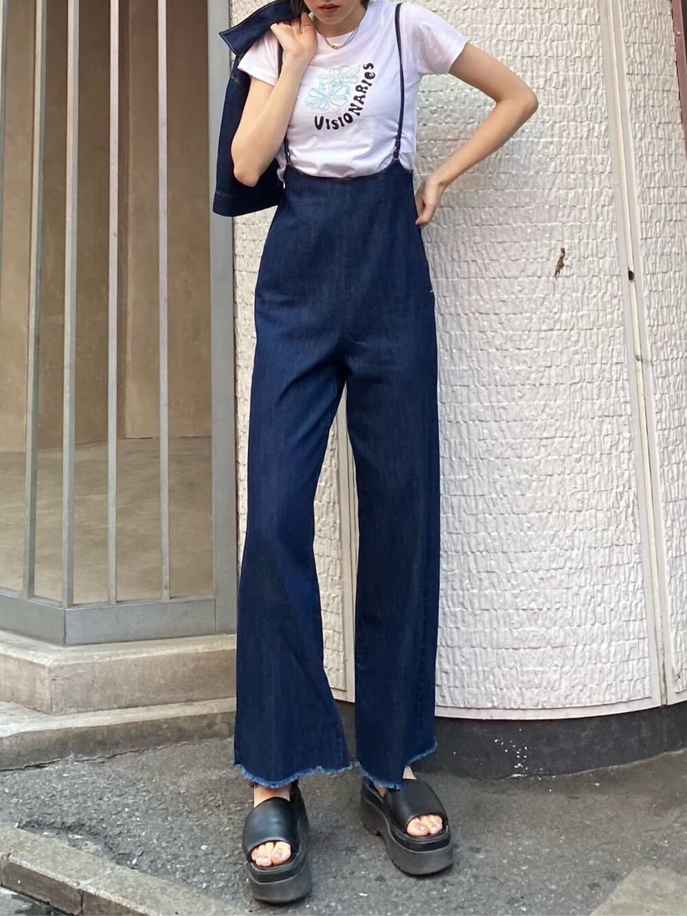 ブルー系のシャツ/ブラウス、ブルー系のサロペット/オーバーオール、ホワイト系のTシャツ/カットソーを着用したレディースの夏コーディネートの6枚目の写真