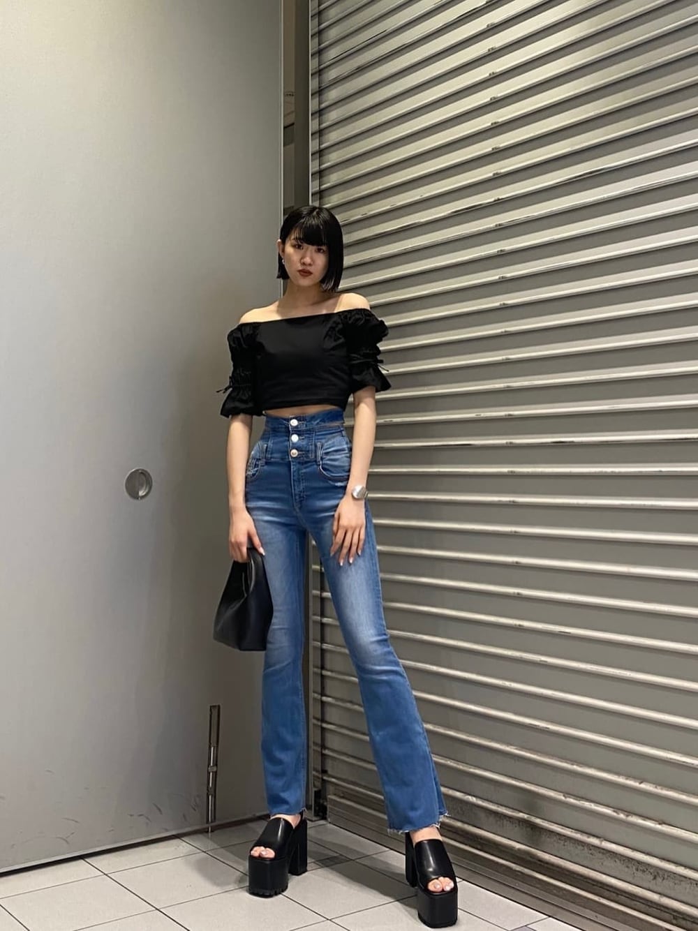 ブルー系のデニムパンツ、ブラック系のサンダル、ブラック系のシャツ/ブラウスを着用したレディースの夏コーディネートの8枚目の写真