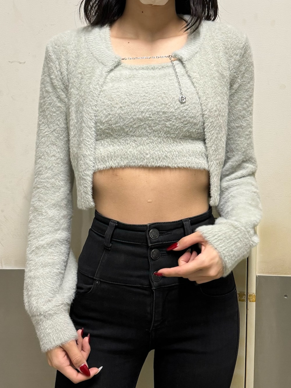 ブラック系のブーツ、ブラック系のデニムパンツ、グレー系のニット/セーターを着用したレディースの冬コーディネートの5枚目の写真