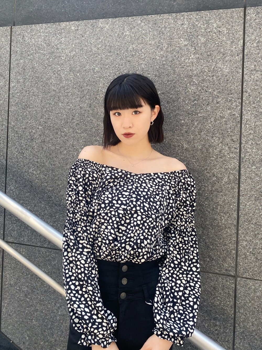 その他のシャツ/ブラウス、ブラック系のデニムパンツ、ブラック系のサンダルを着用したレディースの春コーディネートの6枚目の写真