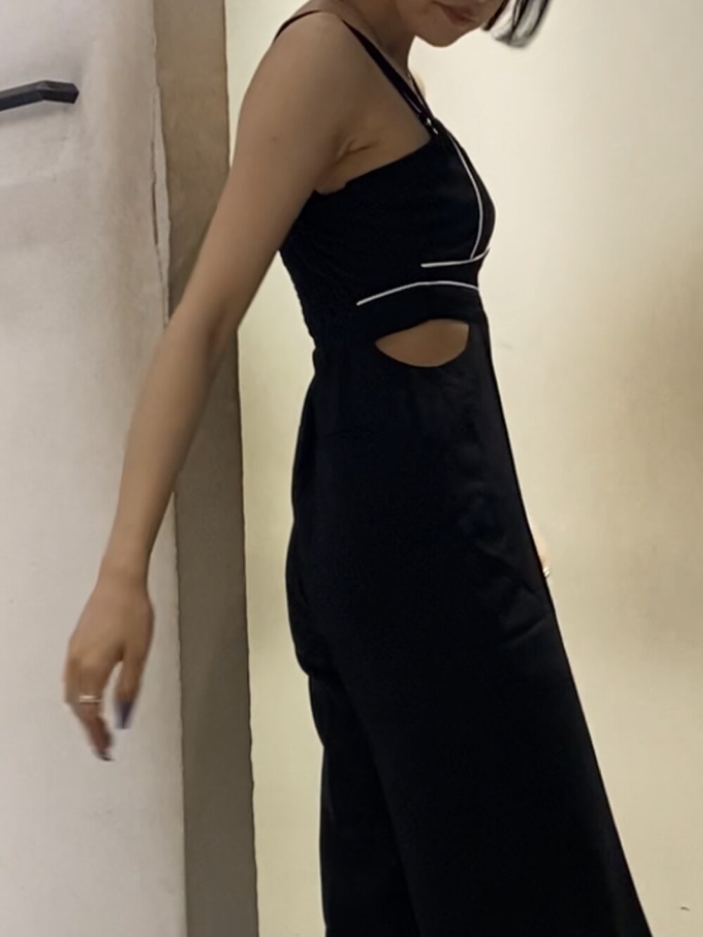 ブラック系のサンダル、ブラック系のサロペット/オーバーオールを着用したレディースの夏コーディネートの6枚目の写真