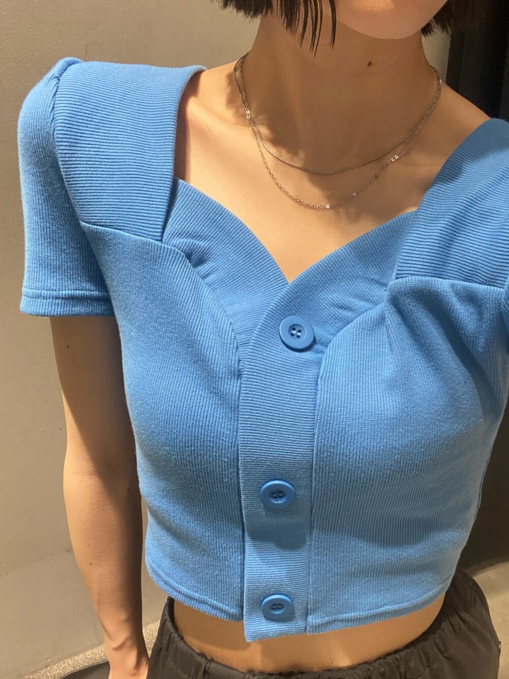 ブラック系のサンダル、ブラック系のスカート、ブルー系のTシャツ/カットソーを着用したレディースの春コーディネートの8枚目の写真