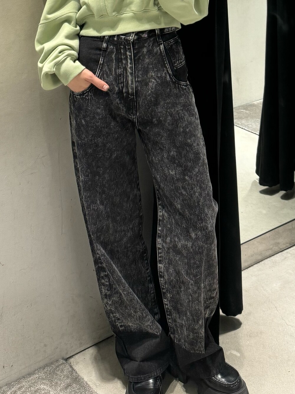 ブラック系のデニムパンツ、ブラック系のTシャツ/カットソーを着用したレディースの秋コーディネートの7枚目の写真