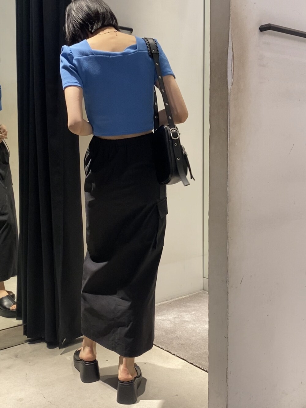 ブラック系のサンダル、ブラック系のスカート、ブルー系のTシャツ/カットソーを着用したレディースの春コーディネートの5枚目の写真