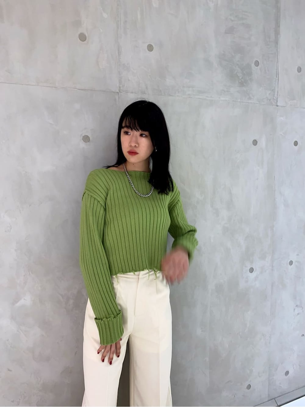 ブラック系のブーツ、ホワイト系のその他パンツ、イエロー系のニット/セーターを着用したレディースの冬コーディネートの4枚目の写真