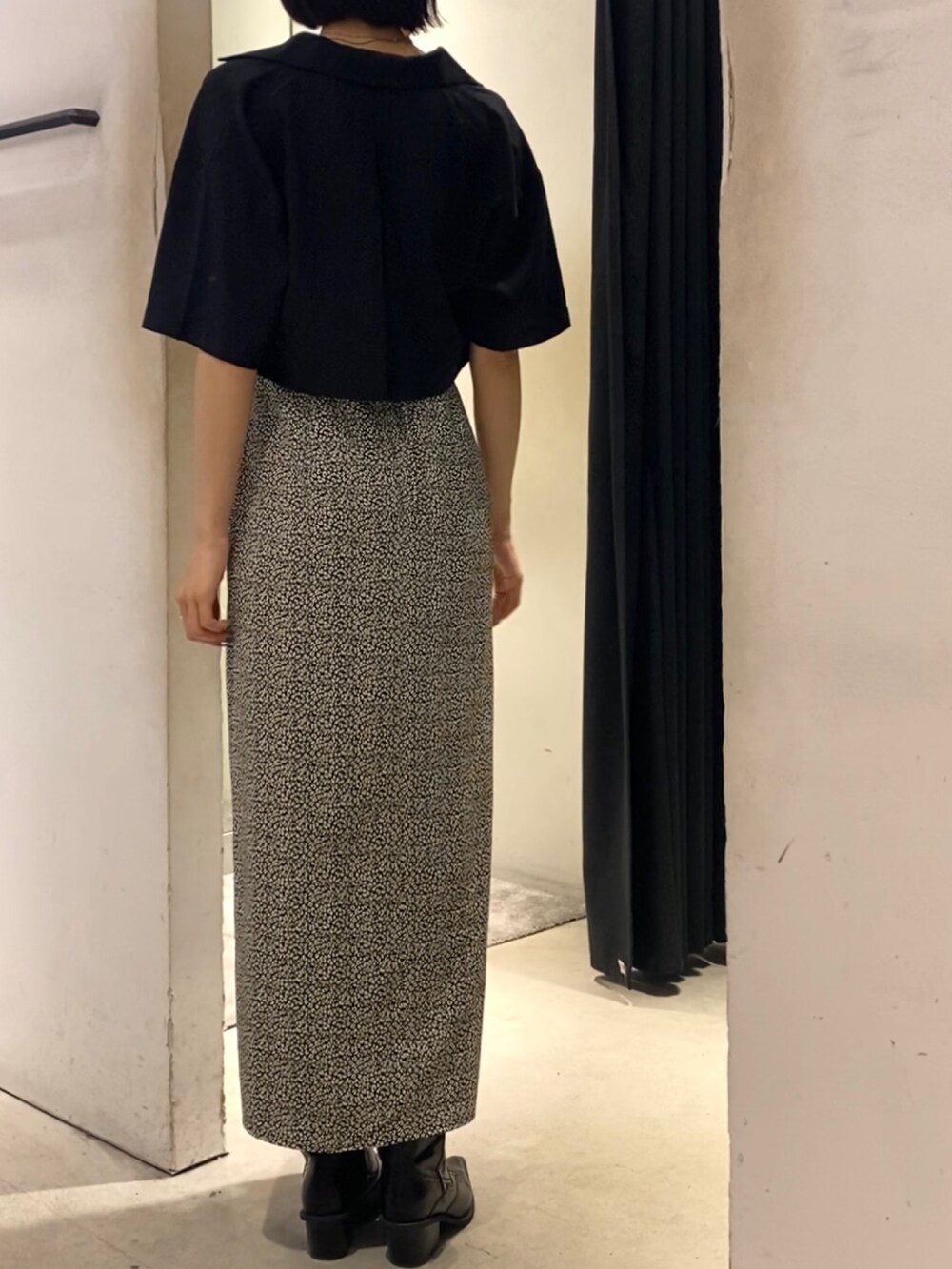 その他のワンピース、ブラック系のブーツ、ブラック系のシャツ/ブラウスを着用したレディースの夏コーディネートの4枚目の写真