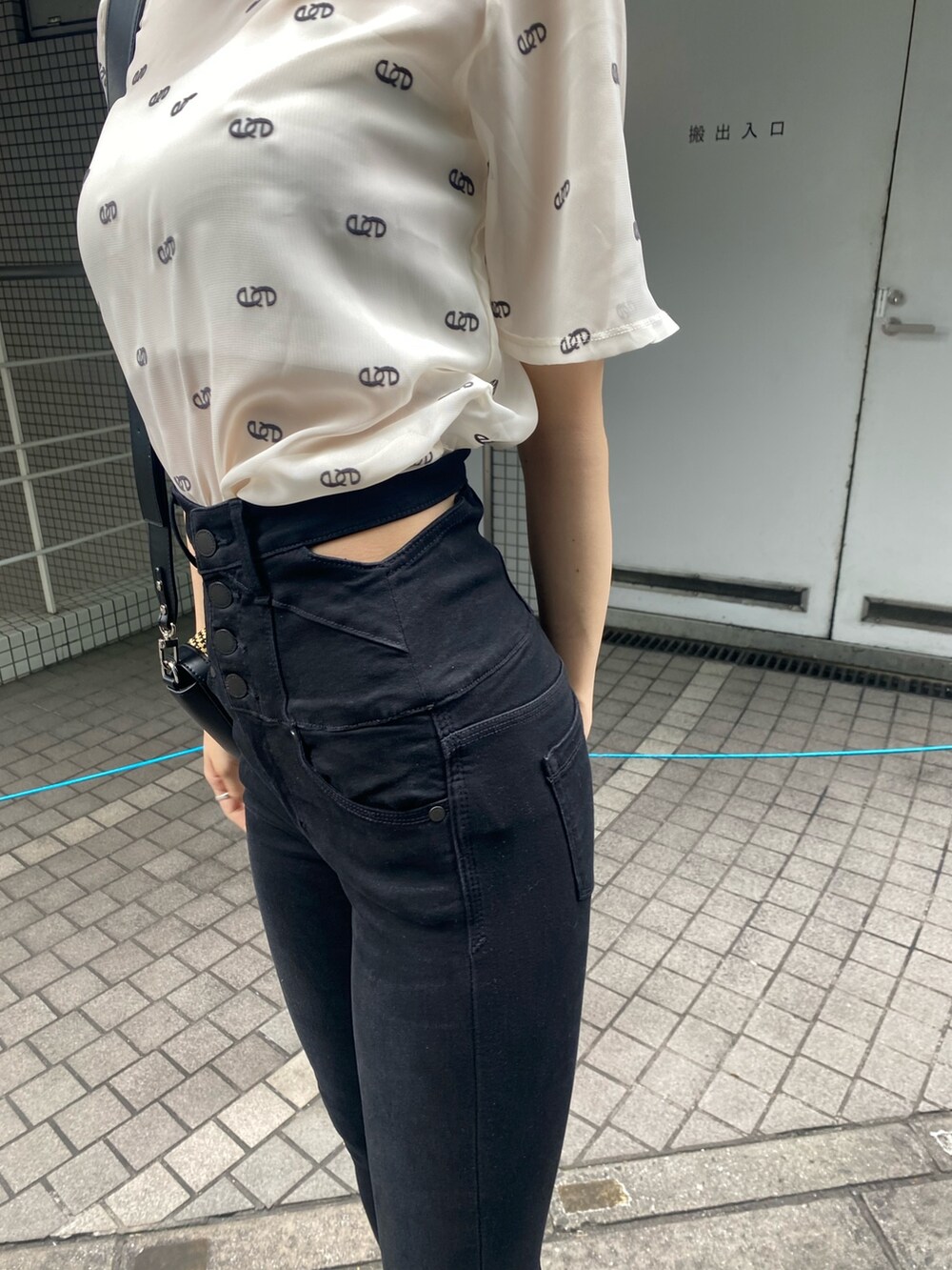 ブラック系のサンダル、ブラック系のデニムパンツ、ホワイト系のTシャツ/カットソーを着用したレディースの夏コーディネートの7枚目の写真