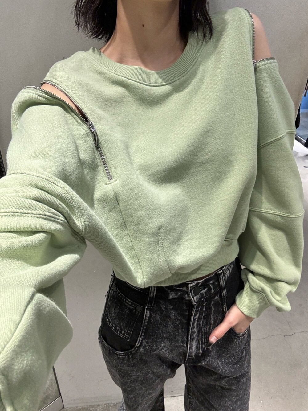 ブラック系のデニムパンツ、ブラック系のTシャツ/カットソーを着用したレディースの秋コーディネートの6枚目の写真