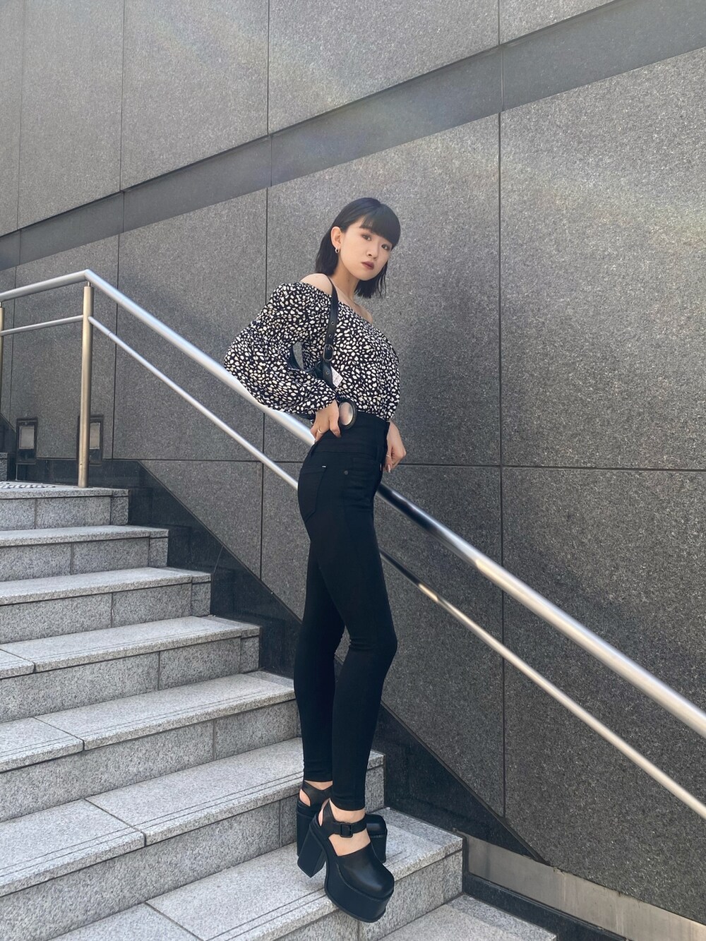 その他のシャツ/ブラウス、ブラック系のデニムパンツ、ブラック系のサンダルを着用したレディースの春コーディネートの2枚目の写真