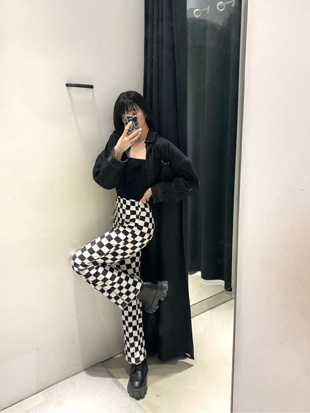 ブラック系のデニムジャケット、その他のその他パンツ、ブラック系のブーツを着用したレディースの春コーディネートの2枚目の写真