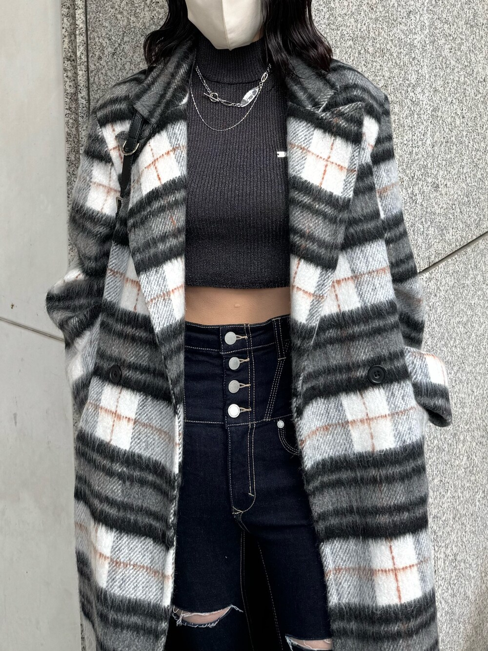 ブラック系のブーツ、ブルー系のデニムパンツ、その他のチェスターコートを着用したレディースの冬コーディネートの8枚目の写真