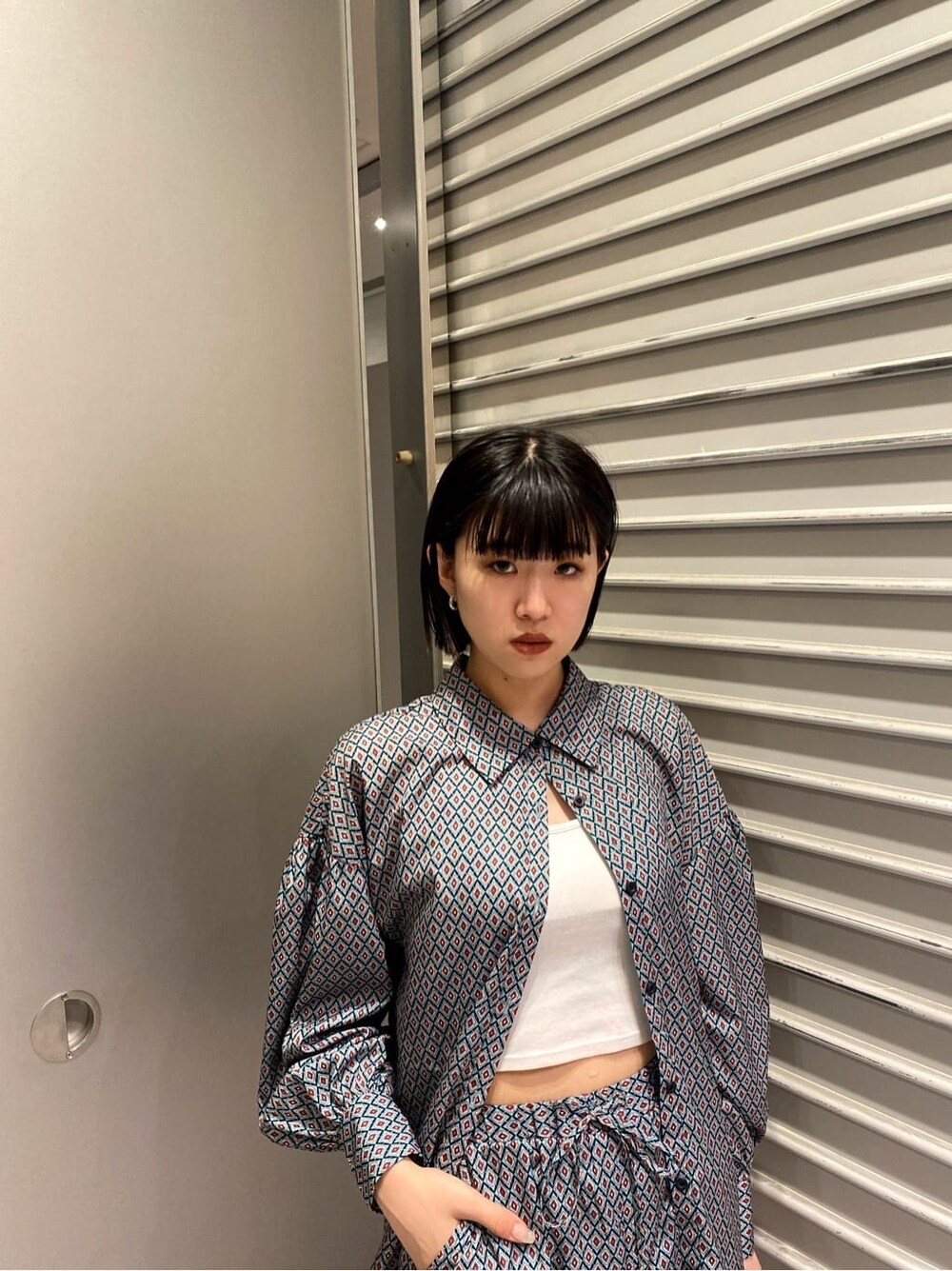 ブラック系のハンドバッグ、その他のシャツ/ブラウス、その他のその他パンツを着用したレディースの夏コーディネートの6枚目の写真