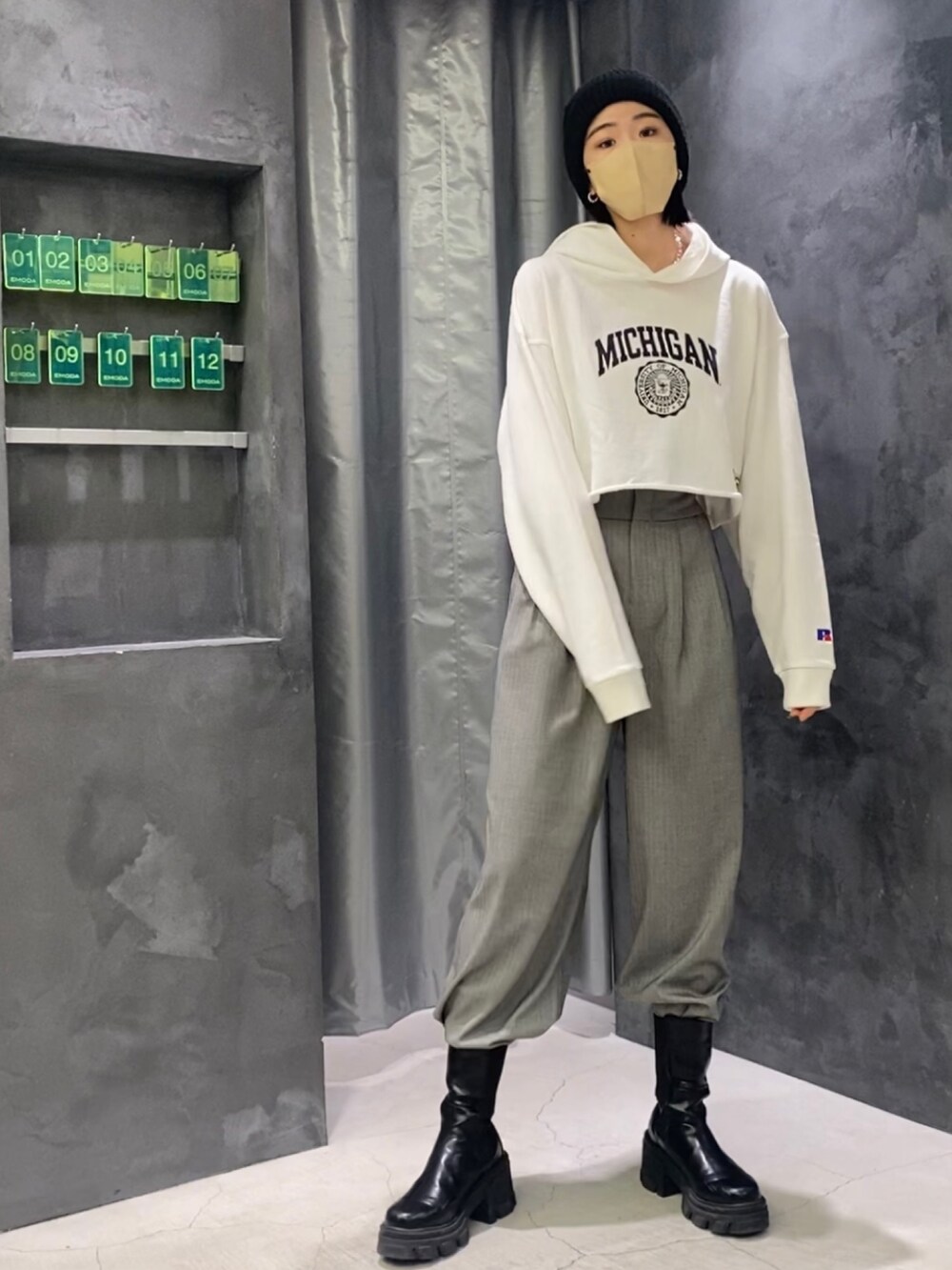 ブラック系のブーツ、グレー系のその他パンツ、ホワイト系のパーカーを着用したレディースの冬コーディネートの2枚目の写真