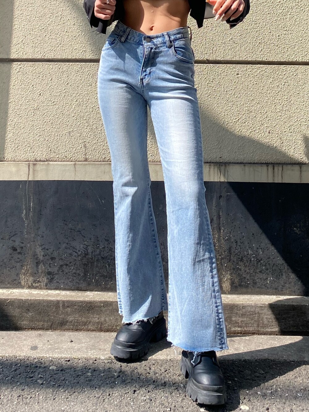 ブラック系のブーツ、ブルー系のデニムパンツ、ブラック系のTシャツ/カットソーを着用したレディースの春コーディネートの6枚目の写真