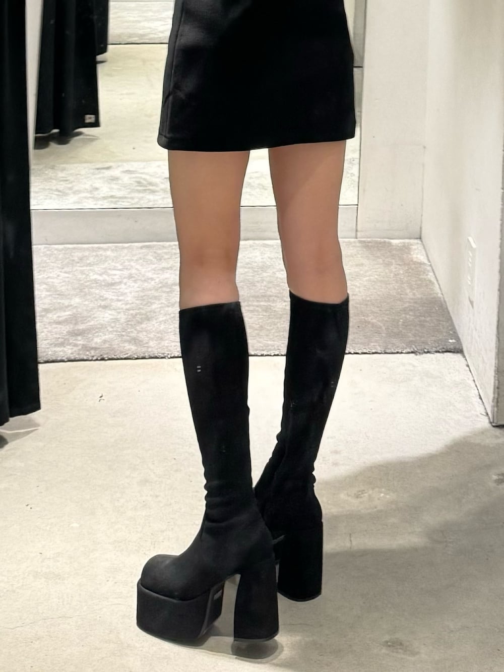 その他のブーツ、ブラック系のスカート、その他のカーディガン/ボレロを着用したレディースの秋コーディネートの8枚目の写真