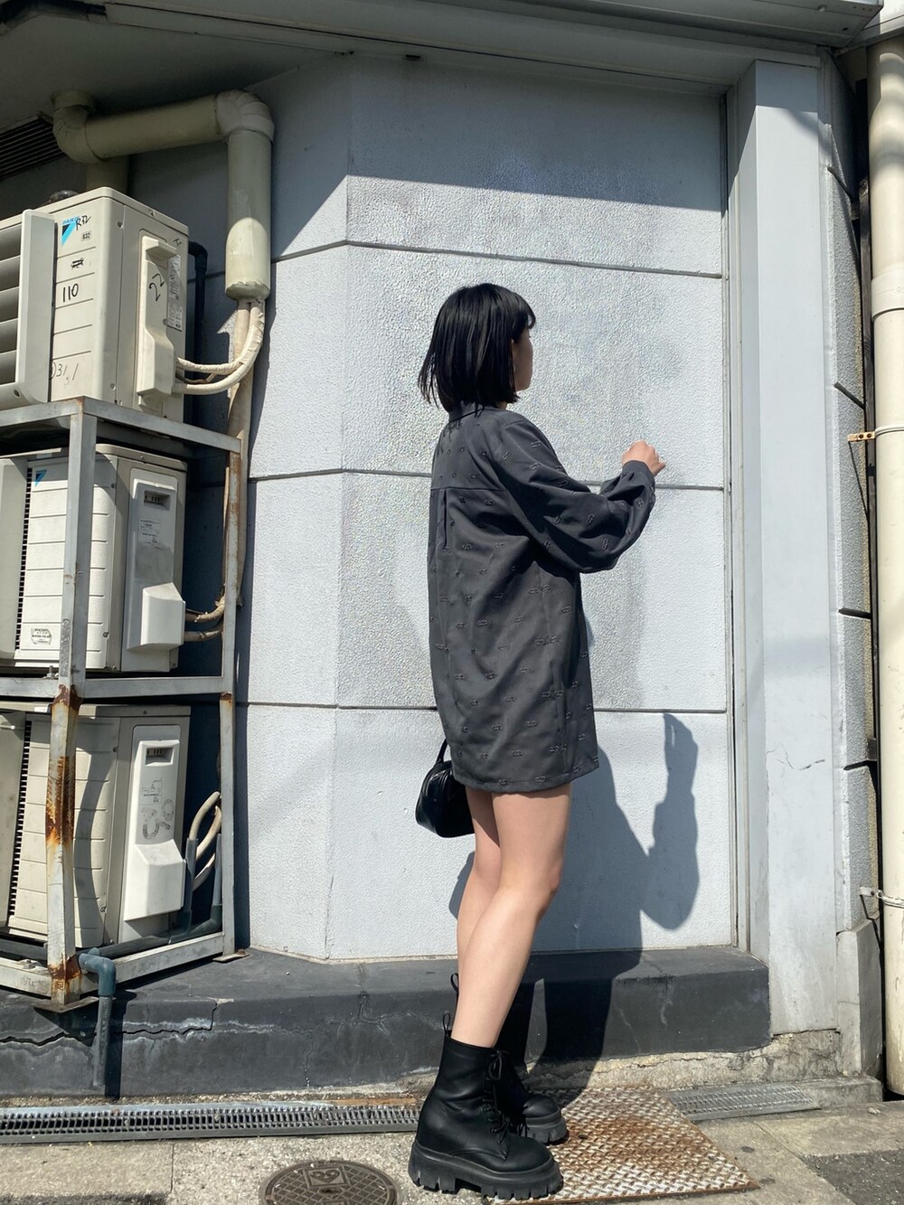 ブラック系のハンドバッグ、ホワイト系のキャミソール、ホワイト系のスカートを着用したレディースの春コーディネートの4枚目の写真
