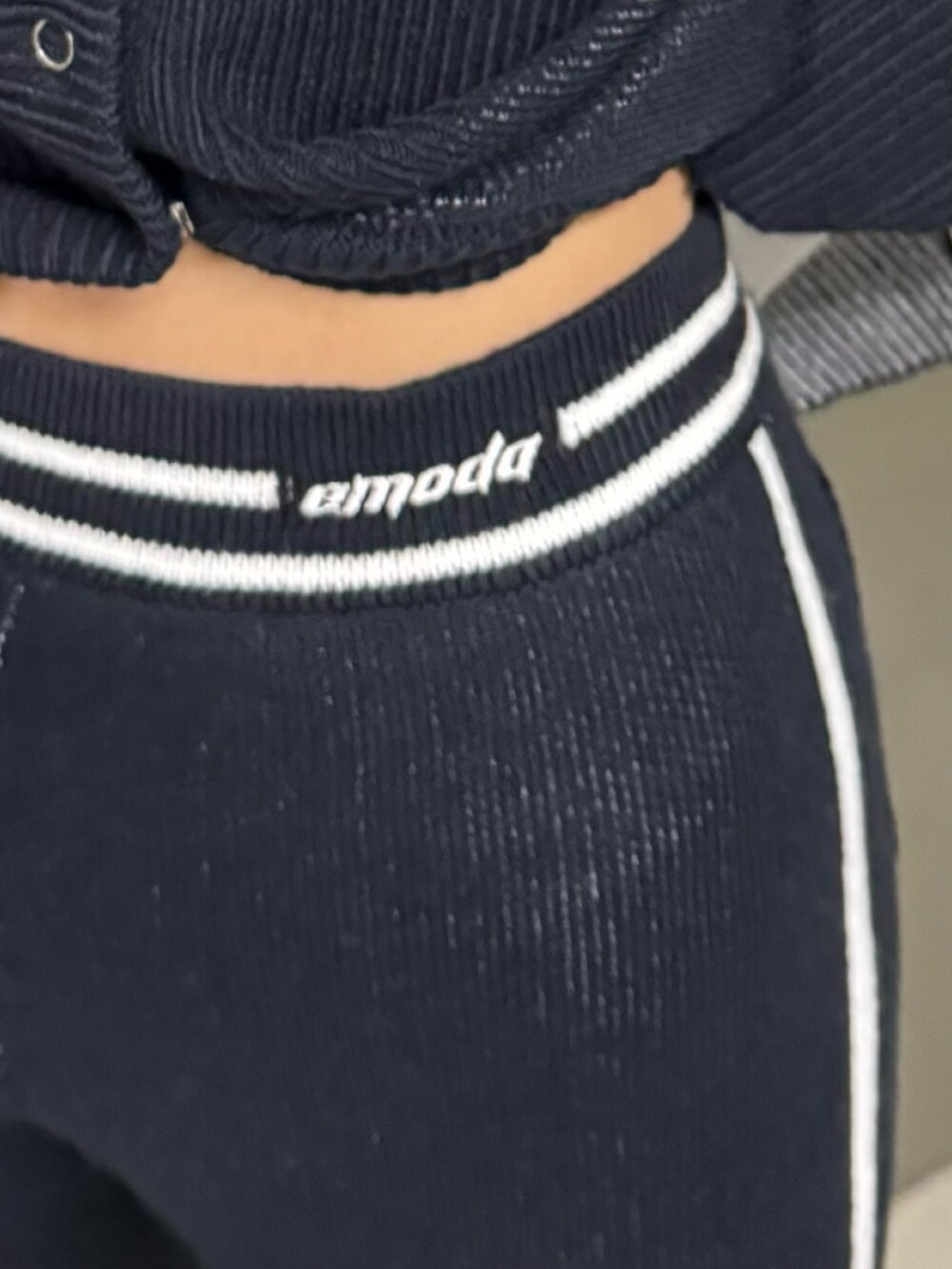 ブラック系のブーツ、ブルー系のその他パンツ、ブルー系のカーディガン/ボレロを着用したレディースの秋コーディネートの7枚目の写真